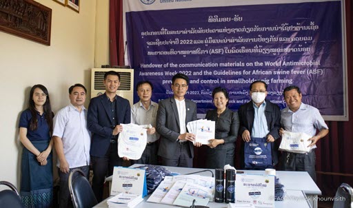 ອົງການ FAO ມອບອຸປະກອນການປູກຈິດສໍານຶກ ຕ້ານການນໍາໃຊ້ຢາຕ້ານເຊື້ອຈຸລະຊີບ ແລະ ປຶ້ມຄູ່ມືແນະນໍາສໍາລັບການປ້ອງກັນ ແລະ ຄວບຄຸມພະຍາດອະຫິວາໝູອາຟຣິກກາ ໃຫ້ແກ່ກົມລ້ຽງສັດ ແລະ ການປະມົງ ເພື່ອຊ່ວຍຫຼຸດຜ່ອນໄພຂົ່ມຂູ່ຂອງພະຍາດ